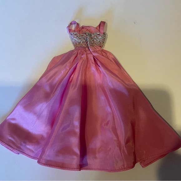 8 Barbie outfits and accessories - Picture 13 of 16